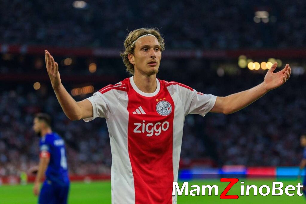 26f7cbd2-2f3a-4063-8725-d3eb8ac2198e-1024x683 Ajax refuse to give up on keeping Mika Godts despite PSG links